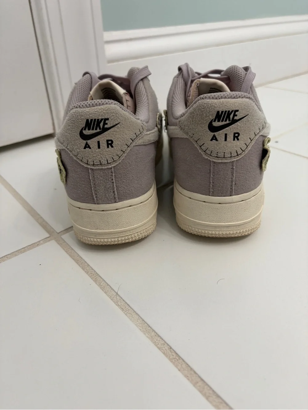Nike Kids Low-Top Sneakers in Light Gray and Cream